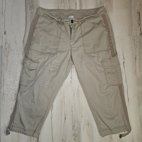 Time and Tru Pants - Time and Tru Beige Cargo Capri Pants Womens 12 Stretch Utility Casual Travel